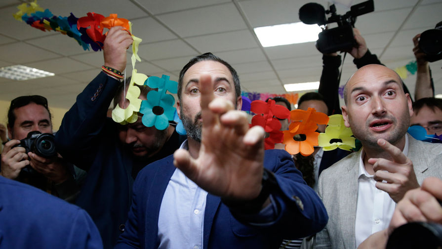 Лидер испанской ультраправой партии «Вокс» Сантьяго Абаскаль на участке в Мадриде в день выборов, 28 апреля 2019 года