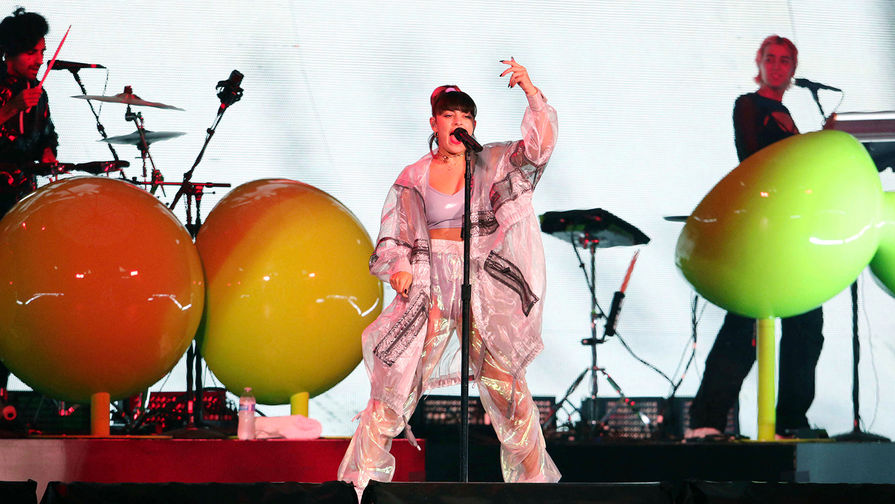 Charli XCX во время концерта в Атланте в рамках тура Тейлор Свифт, 2018 год