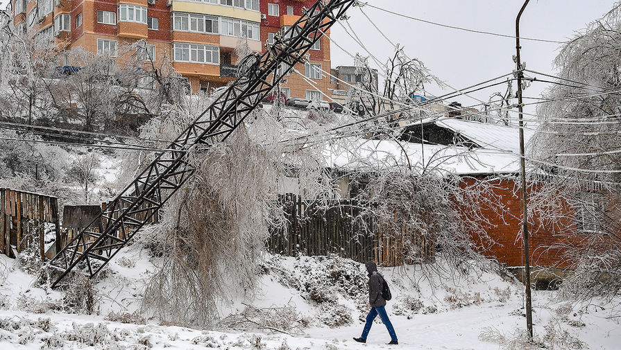 Покосившаяся опора ЛЭП на&nbsp;одной из&nbsp;улиц Владивостока, 20 ноября 2020 года