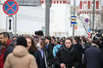 Люди у входа на Новодевичье кладбище, где состоятся похороны руководителя фракции ЛДПР Владимира Жириновского, 8 апреля 2022 года