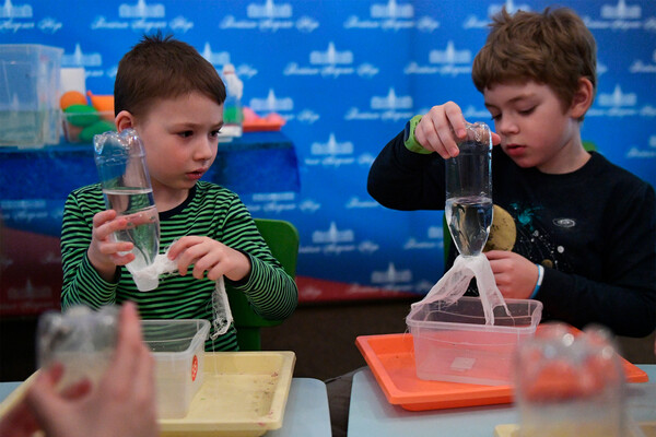 Дети участвуют в научном эксперименте с водой в рамках весеннего фестиваля науки «WOW? HOW!» в Большом концертном зале Российской академии наук в Москве