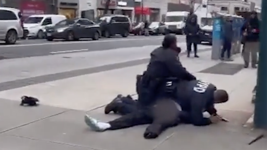 В США одноногий мужчина напал на полицейских и попытался на них помочиться