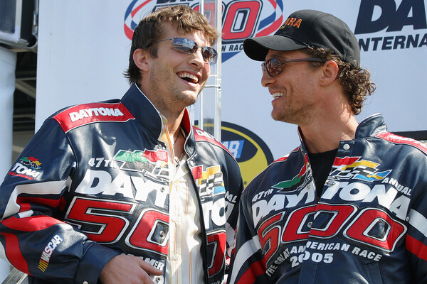 Эштон Кутчер и Мэттью Макконахи на&nbsp;международной гоночной трассе Daytona International Speedway в&nbsp;Дейтона-Бич, штат Флорида, 2005&nbsp;год