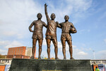 Памятник великой «троице» «Манчестер Юнайтед» Джорджу Бесту, Денису Лоу и Сэру Бобби Чарльтону (слева направо), Манчестер, 2021 год