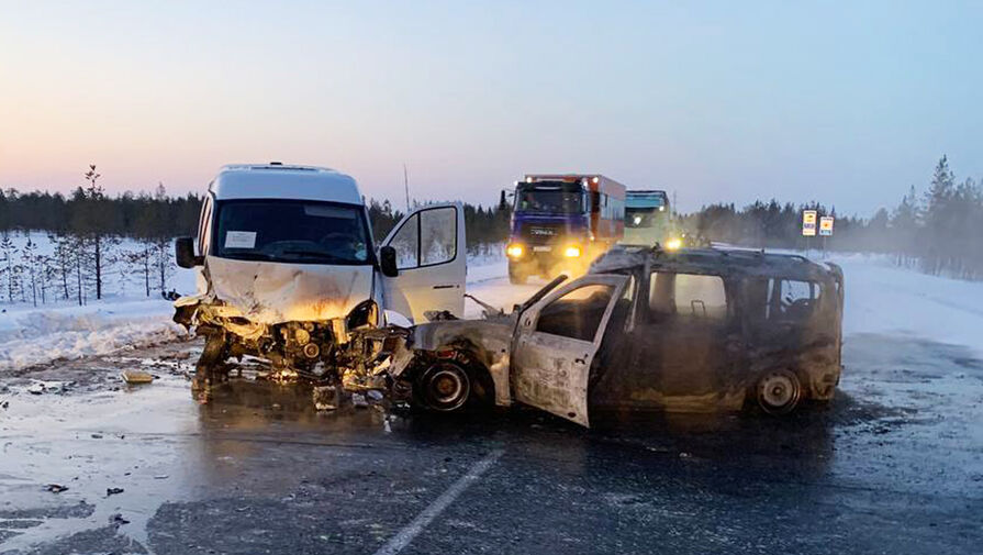 На Ямале Lada Lagrus сгорел после столкновения с ГАЗом, пострадали трое