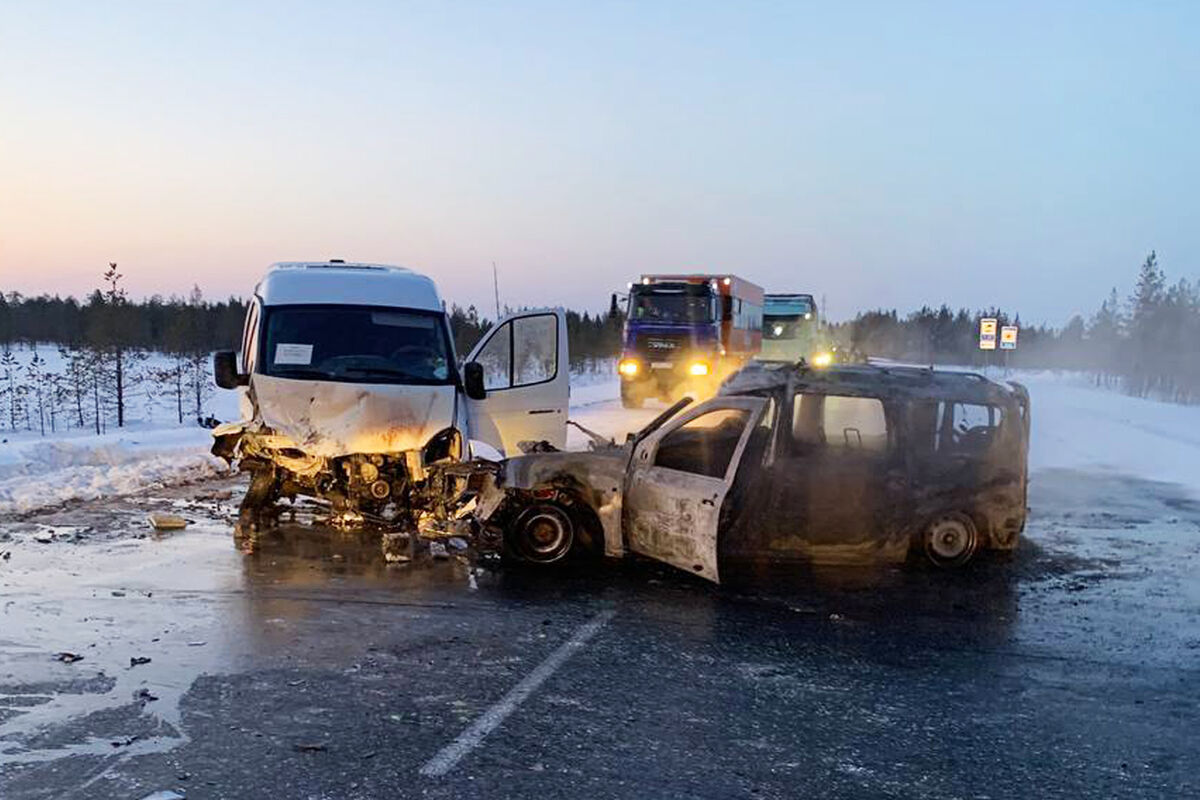 На Ямале Lada Largus сгорел после столкновения с ГАЗом, пострадали трое -  Газета.Ru | Новости