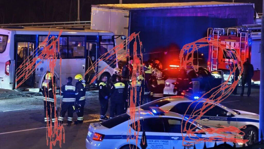 Появились кадры с места ДТП на МКАД, в котором пострадала беременная женщина