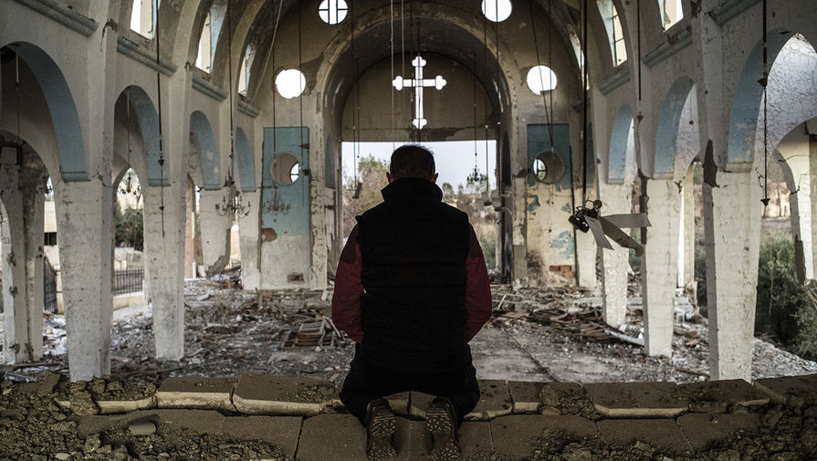 Житель одной из&nbsp;деревень в&nbsp;провинции Эль-Хасаке на&nbsp;северо-востоке Сирии молится в&nbsp;храме Святого Георгия, уничтоженного боевиками ИГ (организация запрещена в России)