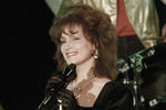 Эстрадная певица София Ротару во время концерта, 1988 год