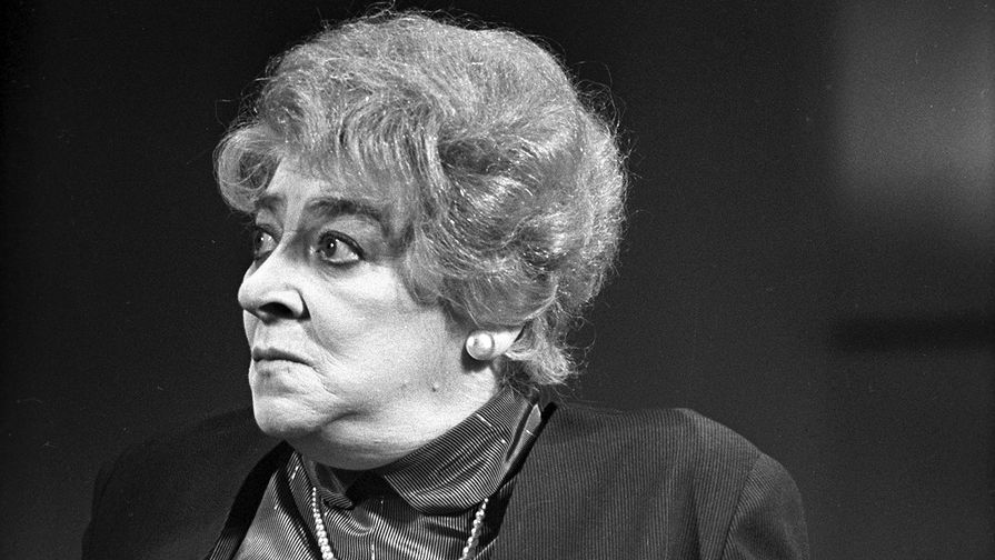 Фаина Раневская в сцене из спектакля «Странная миссис Сэвидж», 1966 год