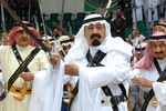 Король Саудовской Аравии Абдалла ибн Абдул-Азиз Аль Сауд во время танца на фестивале в пригороде Эр-Рияда, 2007 год
