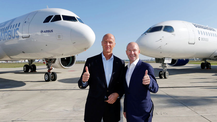 Главы Airbus и Bombardier Том Эндерс и Ален Бельмар на фоне самолетов Airbus A320neo и Bombardier CSeries во время пресс-конференции около Тулузы, Франция, 17 октября 2017 года