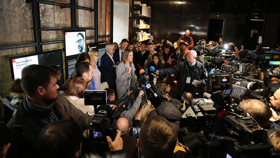 Ксения Собчак во время общения с&nbsp;журналистами в&nbsp;Москве, 24 октября 2017 года