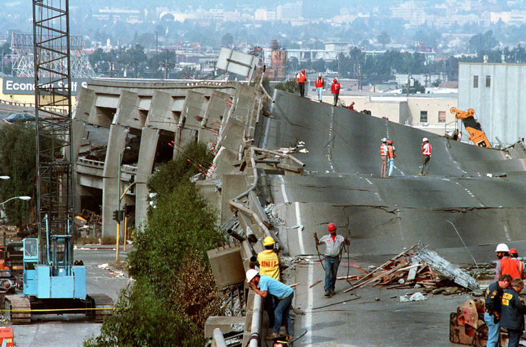 Эстакада на&nbsp;трассе I-880 в&nbsp;Сан-Франциско, Калифорния, 19 октября 1989 года