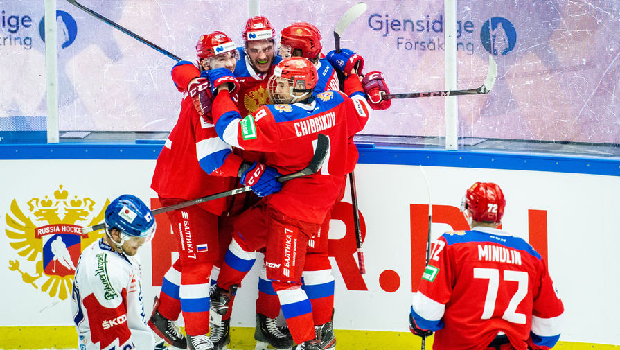 Сборная России по хоккею празднует гол в матче с Чехией