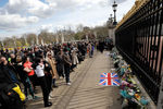 Британцы перед воротами Букингемского дворца в Лондоне после объявления о смерти принца Филиппа, 9 апреля 2021 года