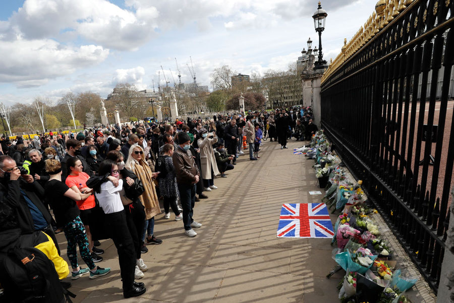 Британцы перед&nbsp;воротами Букингемского дворца в&nbsp;Лондоне после объявления о&nbsp;смерти принца Филиппа, 9 апреля 2021 года