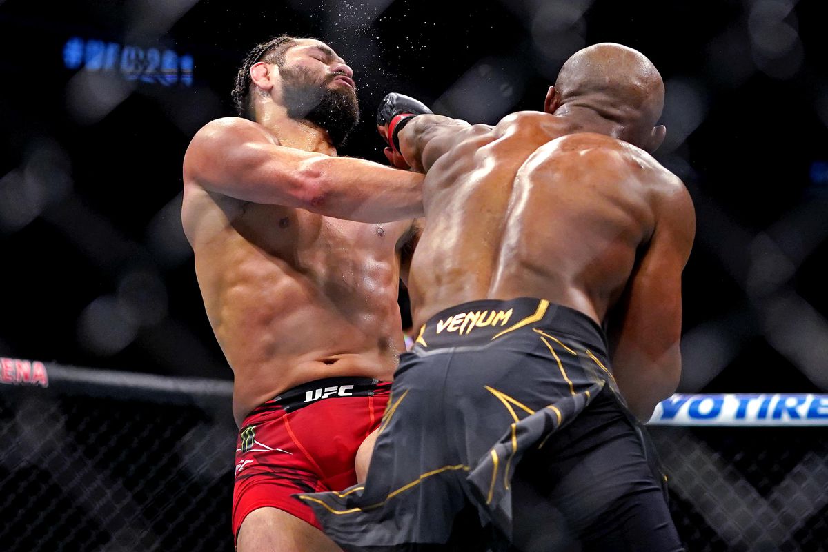 Камару Усман нокаутирует Хорхе Масвидаля в главном бою UFC 261.