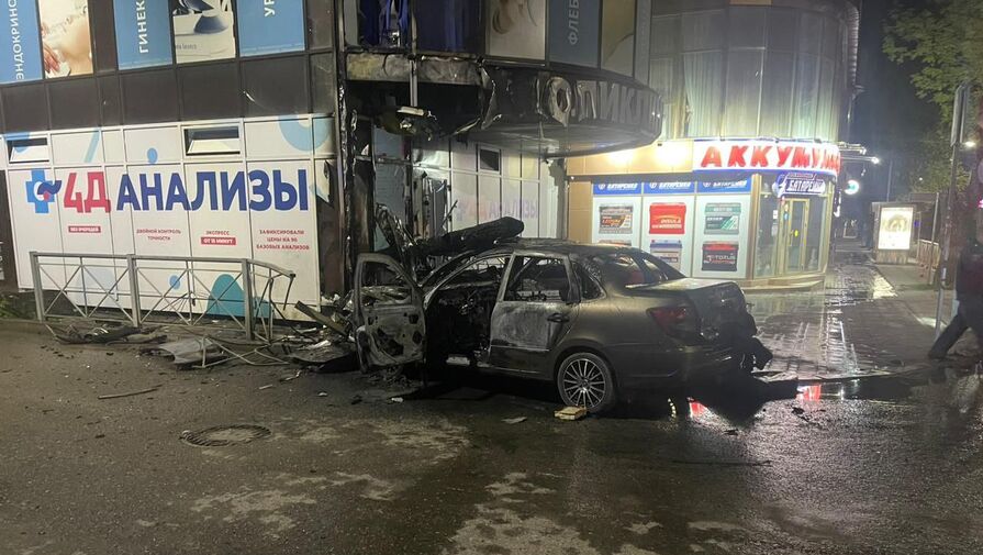 В Ессентуках поликлиника загорелась после ДТП с Lada и Audi