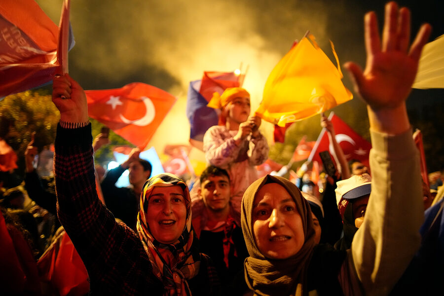 «Победитель сегодня — Турция». Эрдоган снова стал президентом и спел