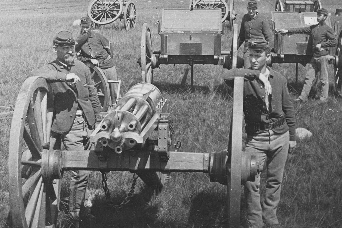 Орудийная батарея Гатлинга с офицерами на военном посту Форт-Линкольн в горном массиве Блэк-Хиллз, территория Дакота (Северная Дакота), июнь 1877 года
