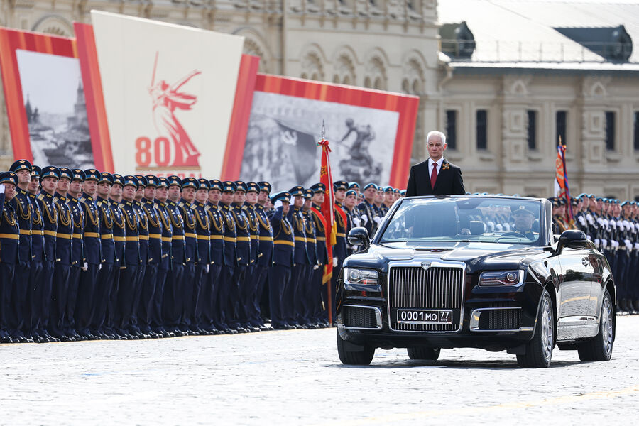 Министр обороны РФ Андрей Белоусов во время парада, посвященного 80-й годовщине Победы в&nbsp;Великой Отечественной войне, на&nbsp;Красной площади в&nbsp;Москве, 9&nbsp;мая 2025&nbsp;года 