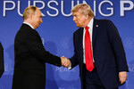 Президент РФ Владимир Путин и президент США Дональд Трамп во время пресс-конференции на военной базе Эльмендорф - Ричардсон на Аляске, 16 августа 2025 года