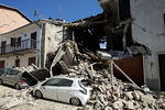 Разрушения в населенном пункте близ Аматриче