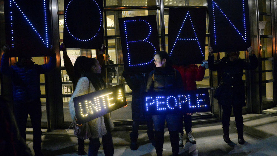 Акция протеста в&nbsp;аэропорту Нью-Йорка после задержания беженцев в&nbsp;связи с&nbsp;ужесточением миграционной политики США