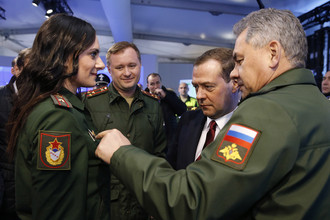 24 февраля 2017 года. Председатель правительства РФ Дмитрий Медведев перед началом церемонии открытия III Всемирных зимних военных игр 2017 года на арене «Ледяной куб» в Сочи. Справа — министр обороны РФ Сергей Шойгу. Слева — посол III Всемирных зимних военных игр, олимпийская чемпионка старший лейтенант Елена Исинбаева