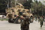 Поврежденный бронированный автомобиль НАТО на месте взрыва в центре Кабула