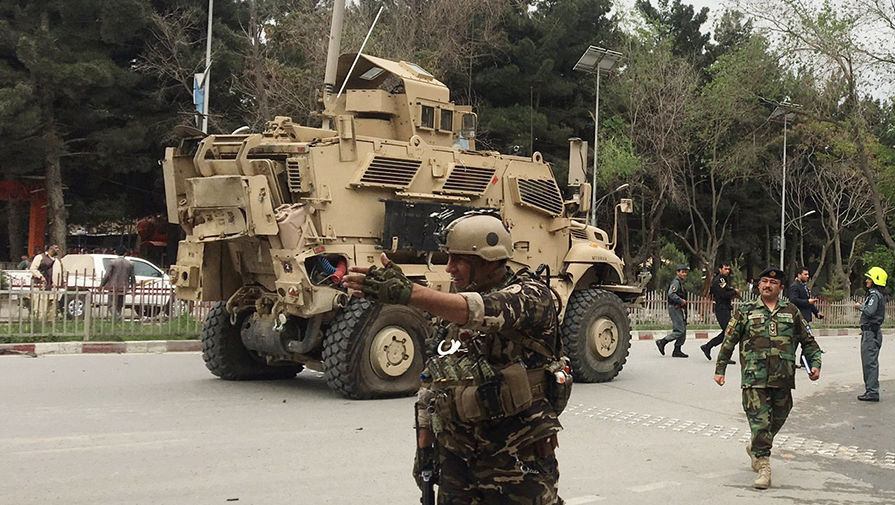 Поврежденный бронированный автомобиль НАТО на&nbsp;месте взрыва в&nbsp;центре Кабула