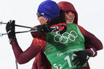 Российские спортсмены Денис Спицов и Александр Большунов, завоевавшие серебряные медали в командном спринте среди мужчин в соревнованиях по лыжным гонкам на XXIII зимних Олимпийских играх в Пхенчхане, 21 февраля 2018 года