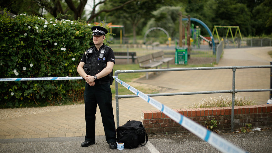 Сотрудник британской полиции в&nbsp;оцеплении около&nbsp;парка королевы Елизаветы после инцидента с&nbsp;отравлением в&nbsp;Эймсбери, 4 июля 2018 года