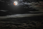 Луна во время затмения над мысом Меганом в Крыму, 27 июля 2018 года