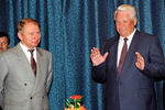 Президент Украины Леонид Кучма и президент России Борис Ельцин и во время официальной встречи, 1995 год
