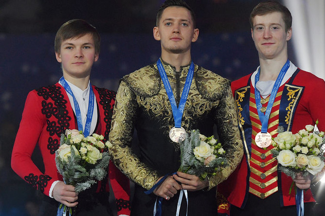 Призеры соревнований в мужском одиночном катании на чемпионате России по фигурному катанию в Саранске во время церемонии награждения. Слева направо: Михаил Коляда - серебряная медаль, Максим Ковтун - золотая медаль, Александр Самарин - бронзовая медаль