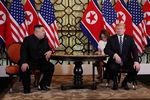 Президент США Дональд Трамп и высший руководитель КНДР Ким Чен Ын во время переговоров во вьетнамском Ханое, 28 февраля 2019 года