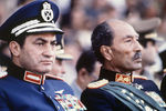 Президент Египта Анвар Садат и вице-президент Хосни Мубарак во время военного парада, где в результате покушения Садат был смертельно ранен, 1981 год
