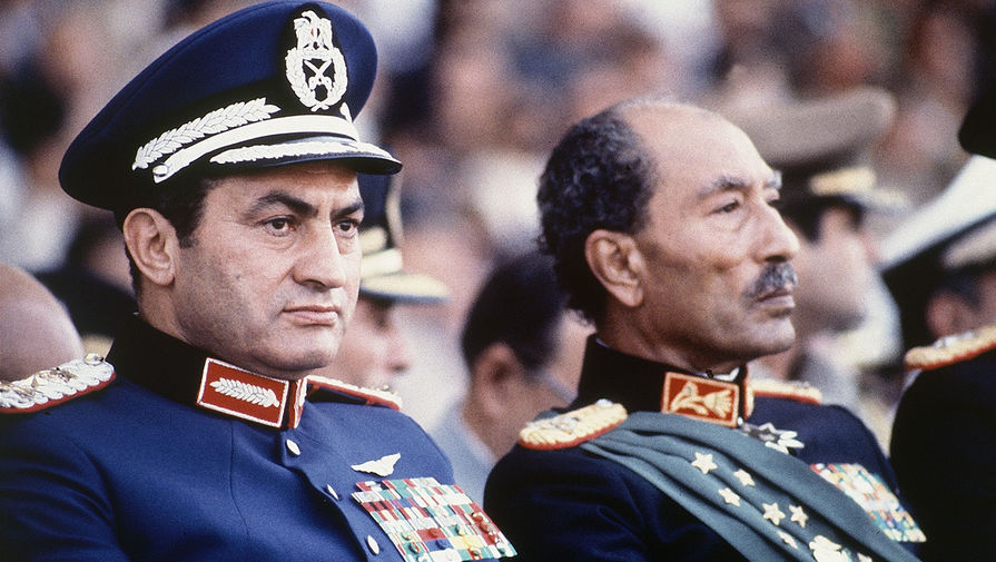 Президент Египта Анвар Садат и вице-президент Хосни Мубарак во время военного парада, где в&nbsp;результате покушения Садат был смертельно ранен, 1981 год