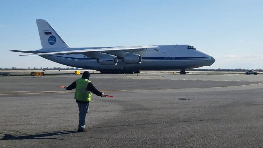 Российский военный самолет с медицинским оборудованием в аэропорту Джона Кеннеди в Нью-Йорке, 1 апреля 2020 года