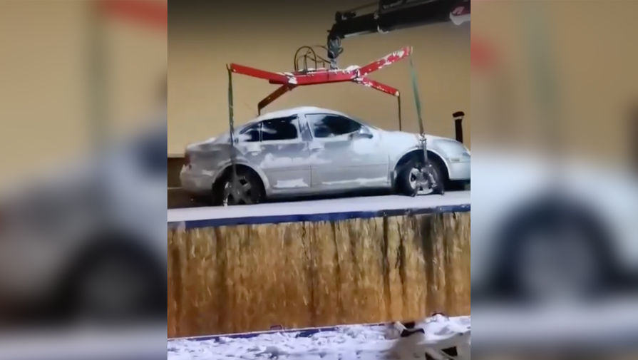 Северодвинцы закинули машину на крышу гаража, чтобы проучить водителя
