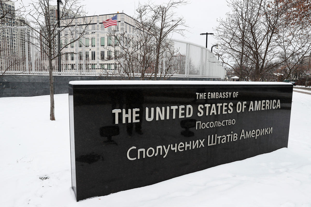 Посольство США на Украине подтвердило эвакуацию части дипломатов -  Газета.Ru | Новости