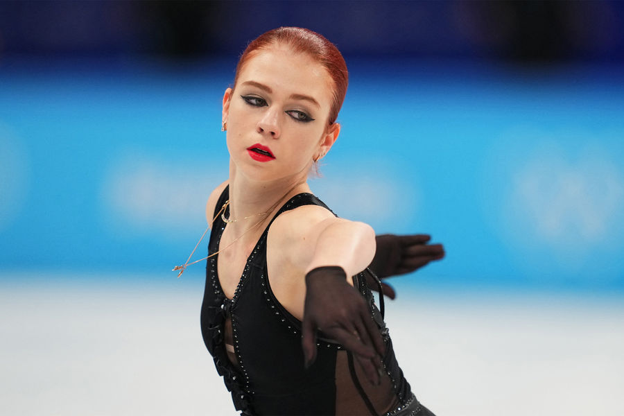 Александра Трусова выступает в произвольной программе женского одиночного катания на соревнованиях по фигурному катанию на XXIV зимних Олимпийских играх в Пекине, 17 февраля 2022 года