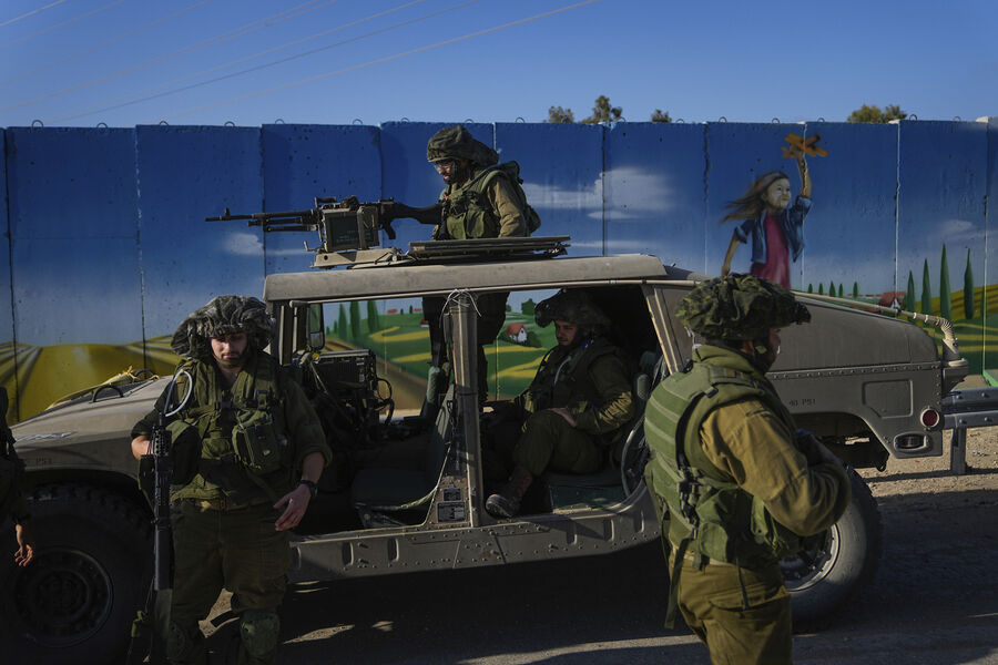 Солдаты армии Израиля возле границы с сектором Газа на юге Израиля, 20 октября 2023 года