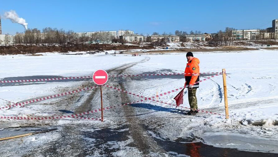 Автомобиль с тремя людьми ушел под лед в Хабаровском крае