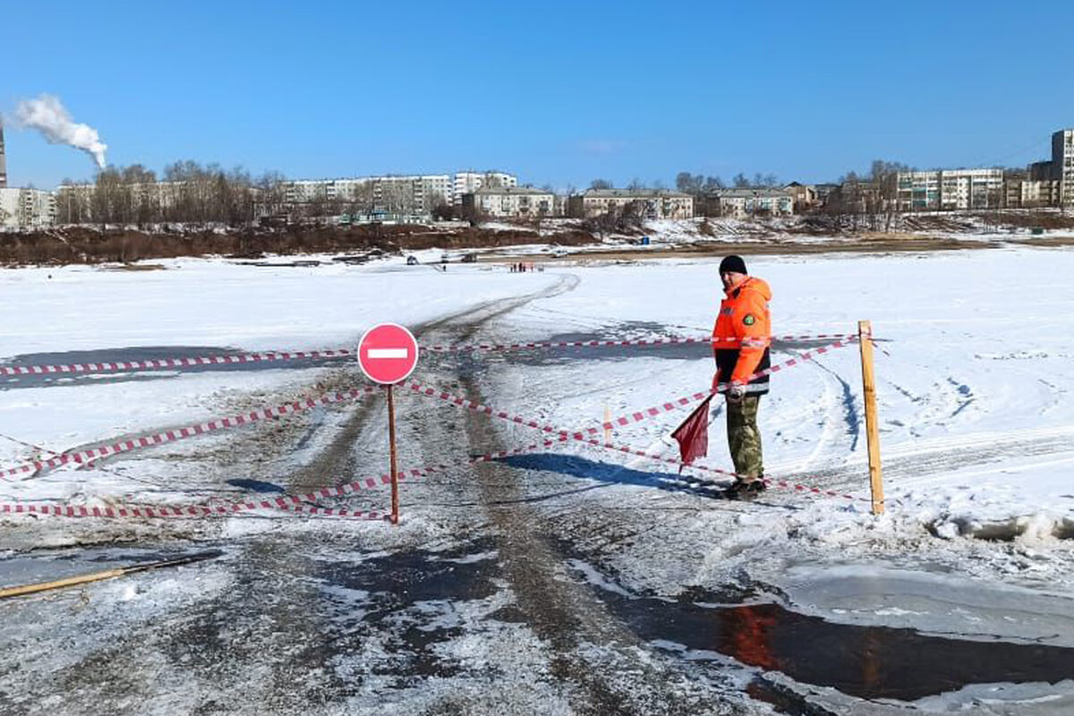 Автомобиль с тремя людьми ушел под лед в Хабаровском крае - Газета.Ru |  Новости