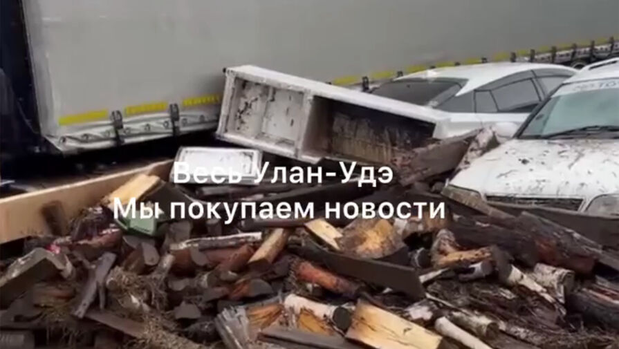Появилось видео с автомобилем, который отбросило на дом при наводнении в Бурятии