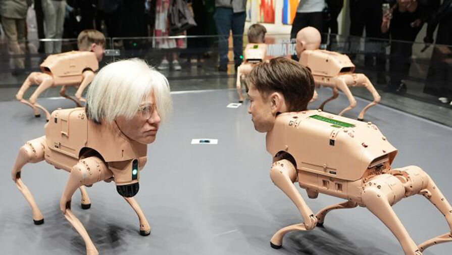 На выставке искусства показали какающих роботов с головами Маска и Уорхола