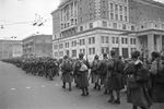 Войска идут на фронт по улице Горького в Москве. Ноябрь 1941 года